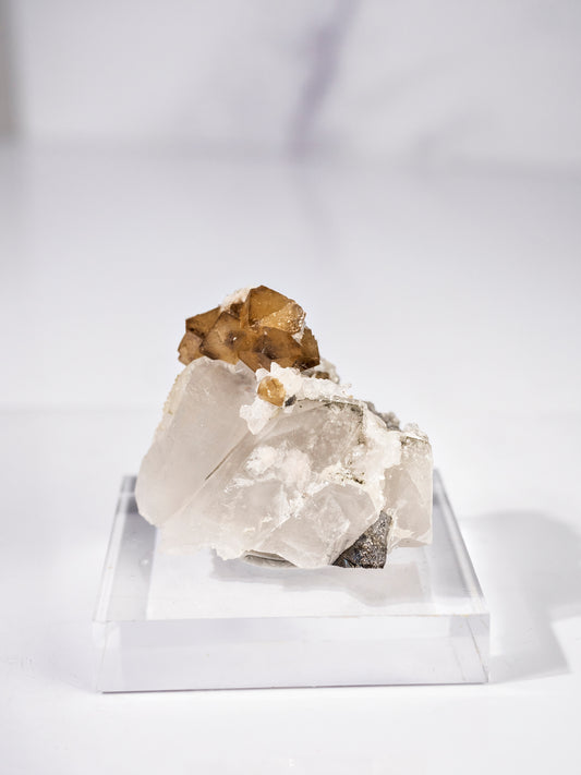 Quartz, Scheelite, Chalcopyrite from Yaogangxian Mine, China